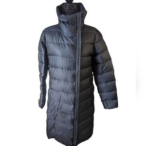 Cole Haan women's puffer coat black lightweight size M. Small flaw
